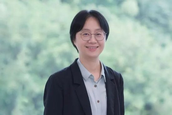 股票配资首选 CFO吴莉敏年薪飙至896万，凭啥远超钟睒睒父子？